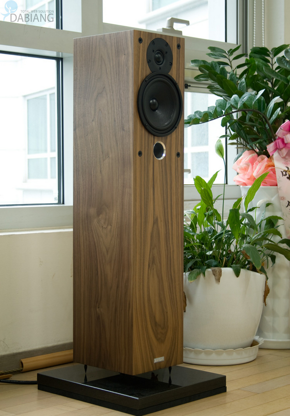 XAVIAN Gran Colonna walnut finish 1